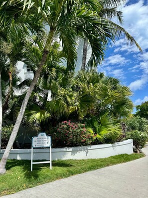 Property grounds - Romantic Stay Easy Access to Pool (Caicos Islands)