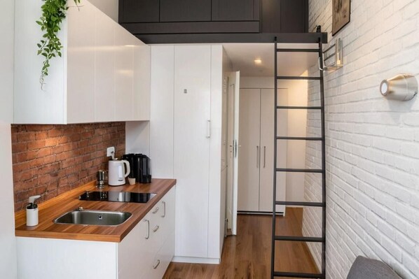 Fridge, microwave, stovetop, dishwasher