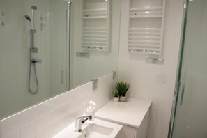 Dusche, Haartrockner, Handtücher, Seife