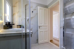 Dusche, Haartrockner, Handtücher