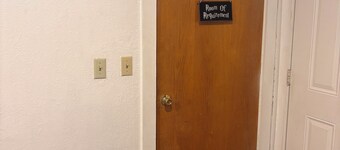 Hogwartz "House Ravenclaw" Themed 2-bd, 1-ba upstairs apartment.