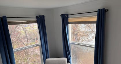 Hogwartz "House Ravenclaw" Themed 2-bd, 1-ba upstairs apartment.