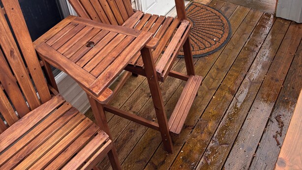 Une terrasse en bois avec un banc et une porte.