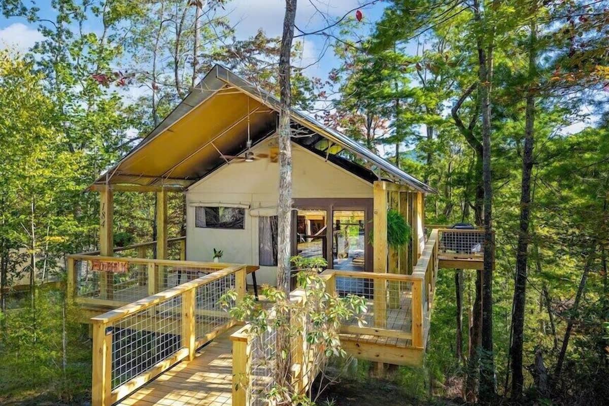 Basic Tent, Mountain View | Premium bedding, laptop workspace, WiFi (free), bed sheets