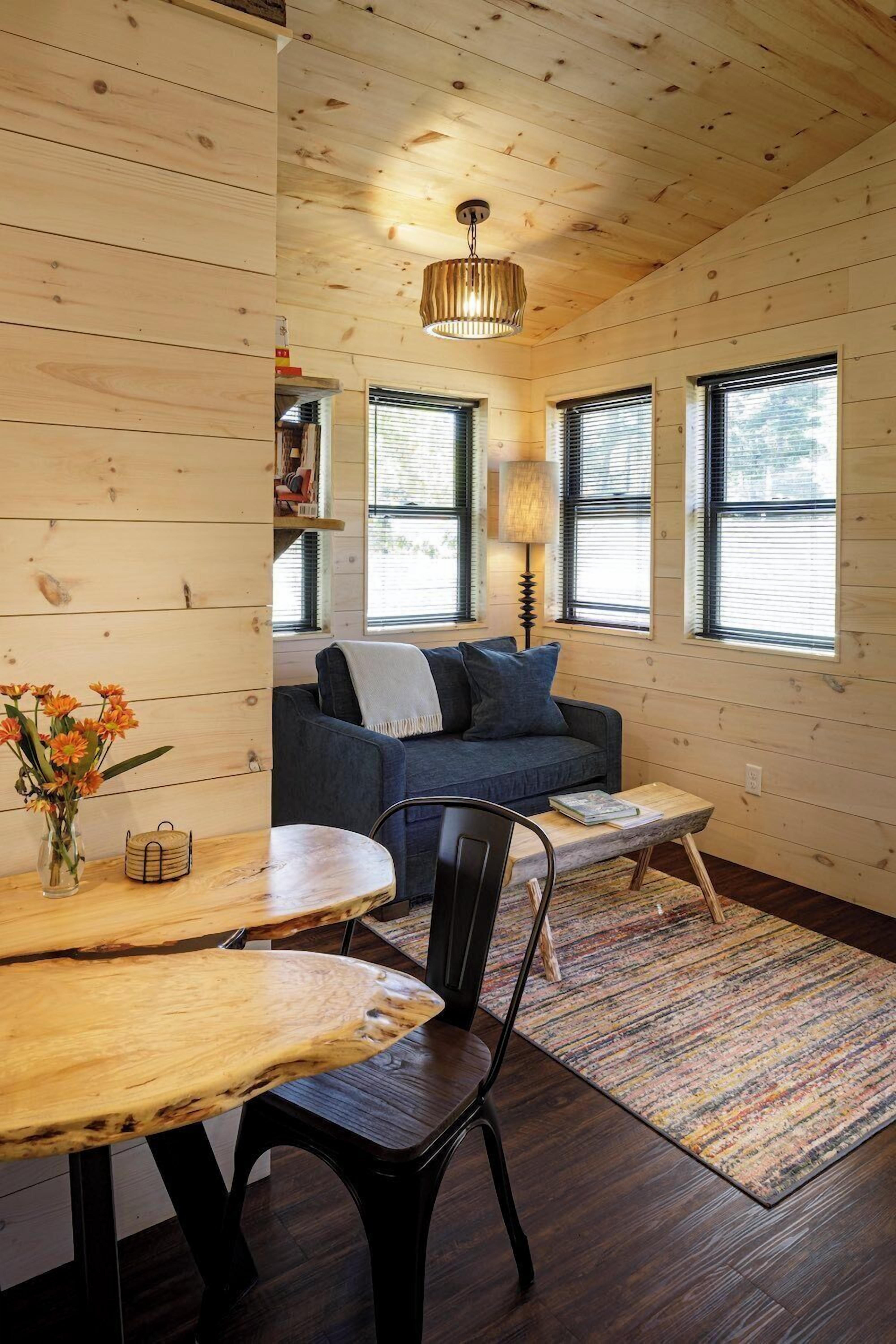 Casa de árbol básica, vista a la montaña | Área de sala de estar