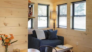 Casa de árbol básica, vista a la montaña | Área de sala de estar