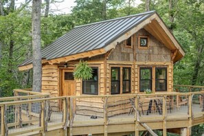 Tree House, Mountain View, Mountainside | Premium bedding, laptop workspace, free WiFi, bed sheets - Tuxedo Falls (Zirconia)