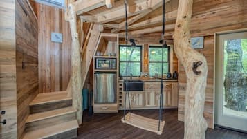 Casa en un árbol, vistas a la montaña, junto a la montaña | Cocina privada | Frigorífico pequeño, microondas, molinillo de café y minihorno