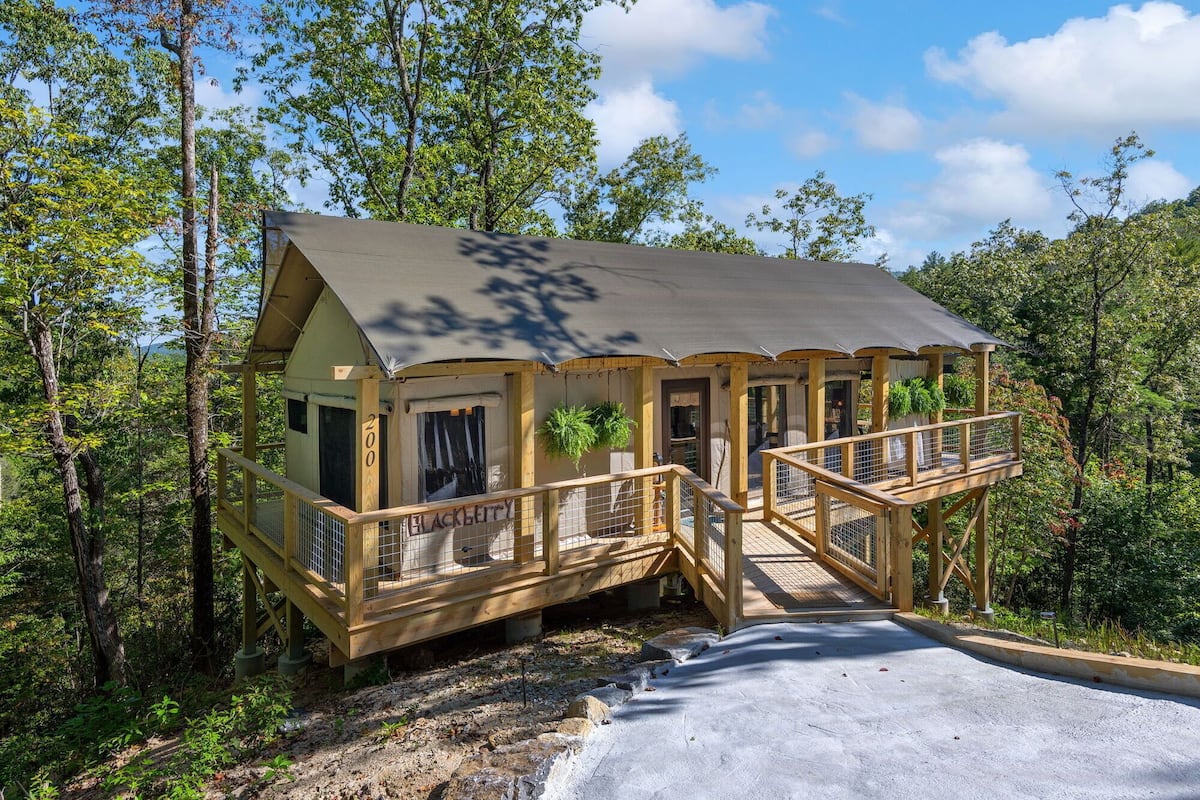 Deluxe Tent, Mountain View | Premium bedding, laptop workspace, WiFi (free), bed sheets