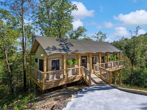 Deluxe Tent, Mountain View | Premium bedding, laptop workspace, free WiFi, bed sheets - Tuxedo Falls (Zirconia)