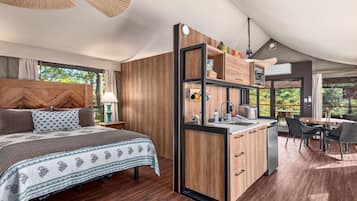 Deluxe-Zelt, Bergblick | Laptopgeeigneter Arbeitsplatz, kostenloses WLAN, Bettwäsche