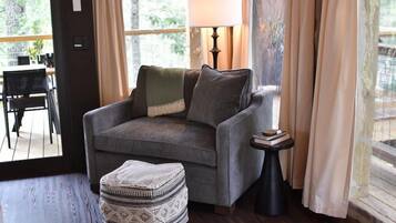 Tienda de campaña, se aceptan mascotas, vista a la montaña | Área de sala de estar