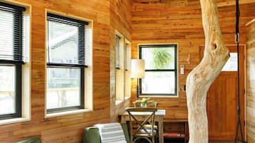 Casa na árvore, vista para a montanha, ao lado da montanha | Área de estar