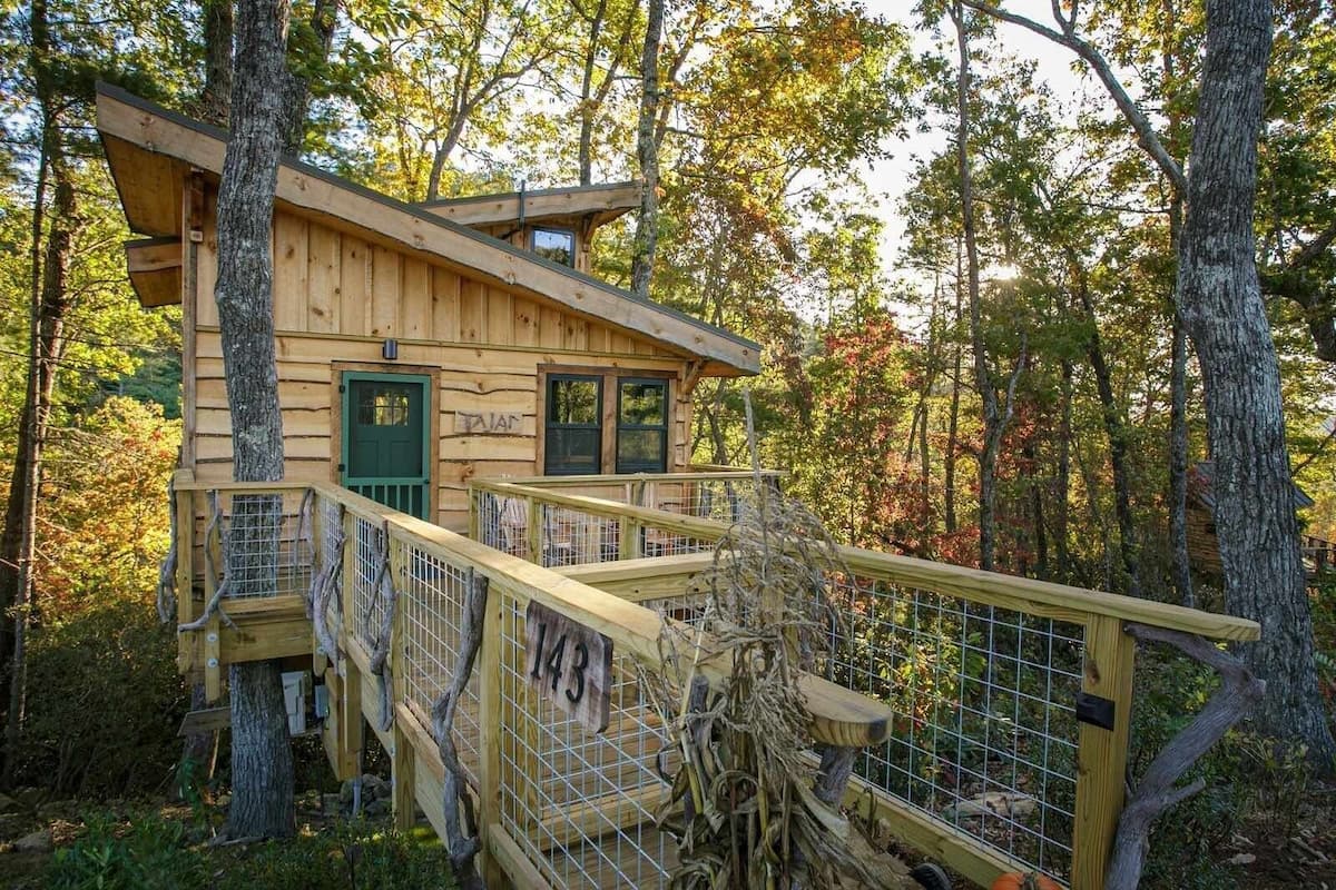 Basic Tree House, Mountain View | Premium bedding, laptop workspace, WiFi (free), bed sheets