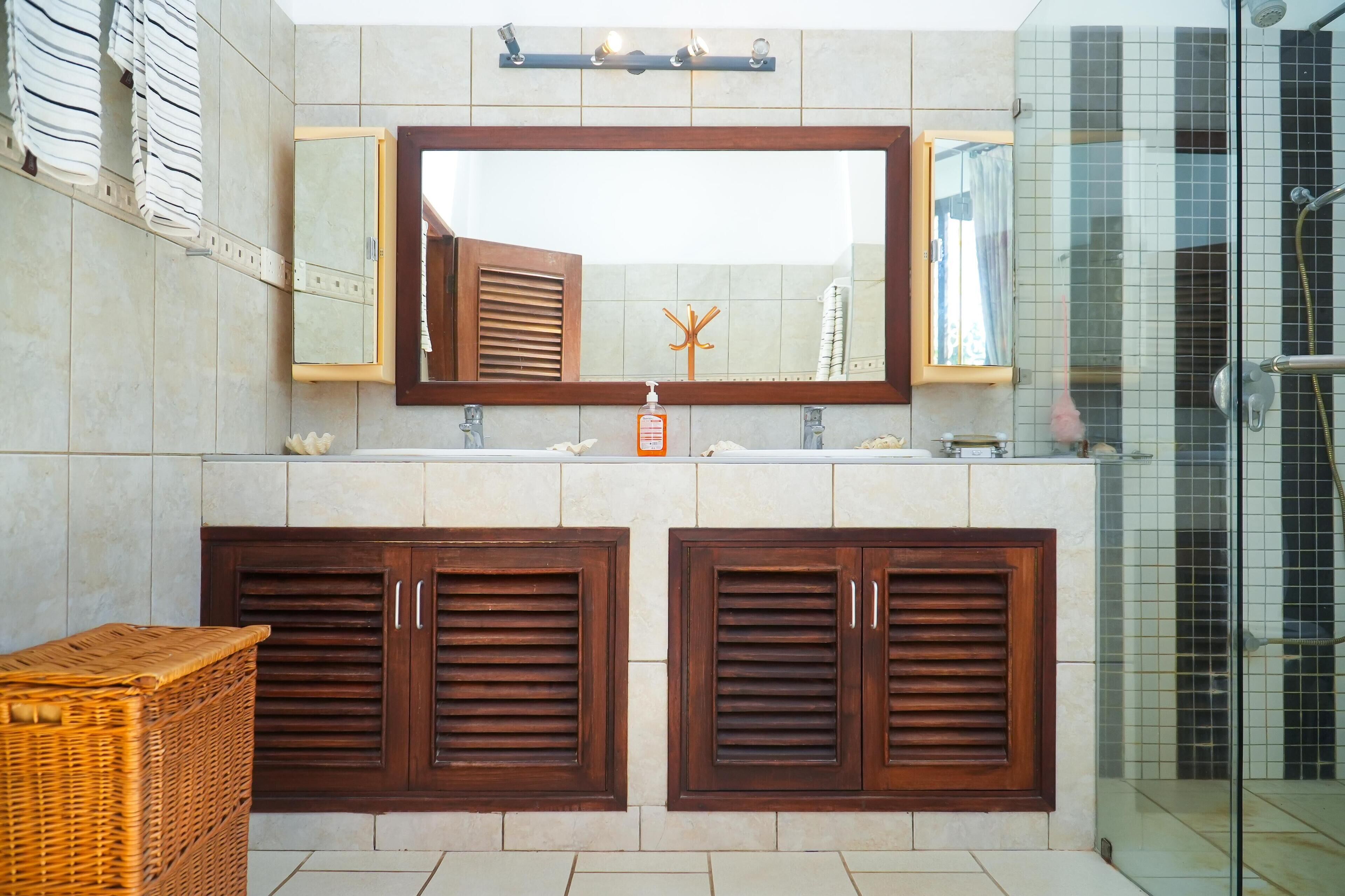 Een douche, een haardroger, handdoeken, zeep