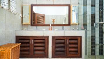 Een douche, een haardroger, handdoeken, zeep