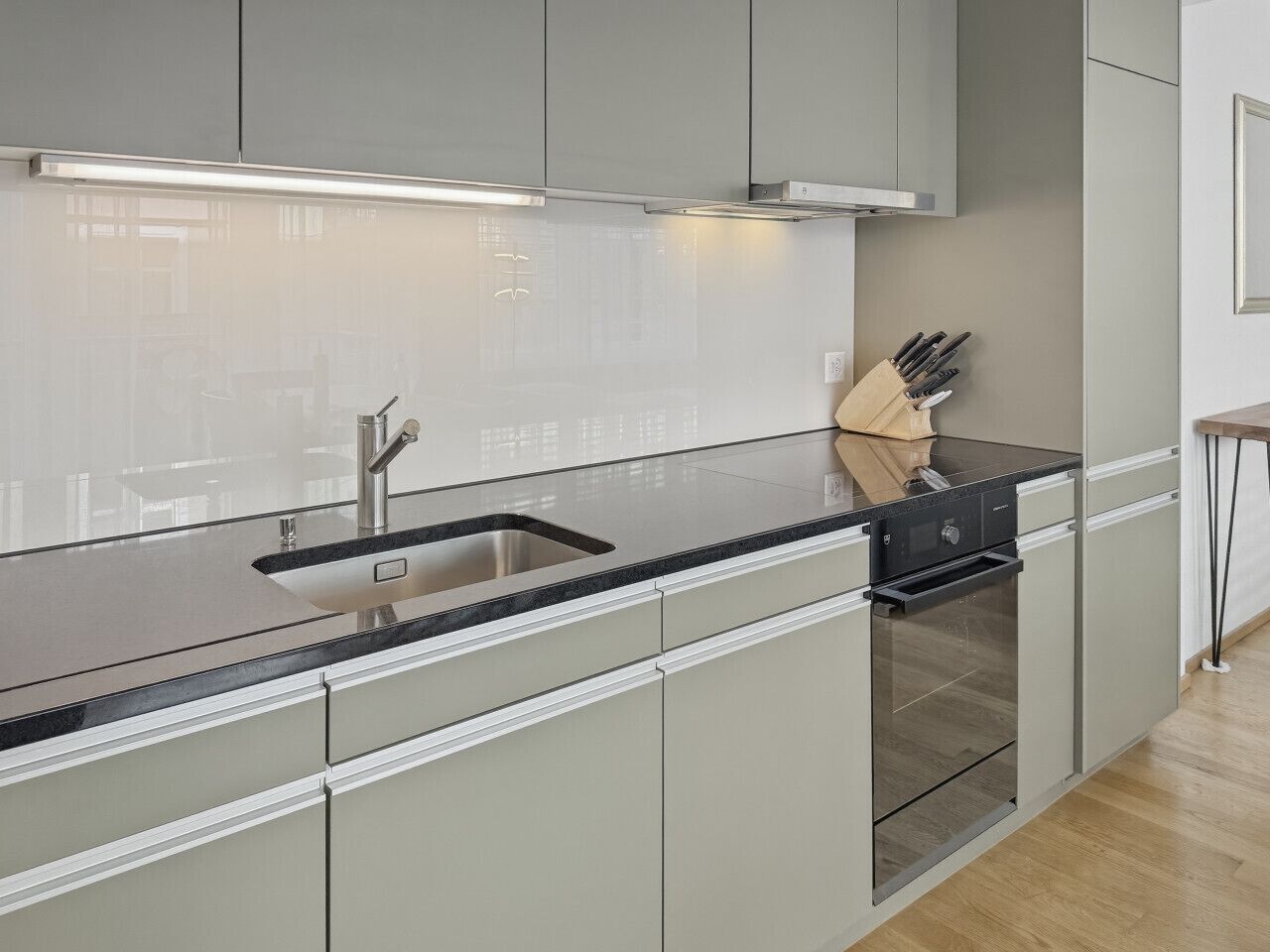 冷蔵庫、オーブン、コンロ、食器洗い機