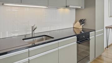 Frigorifero, forno, piano cottura, lavastoviglie