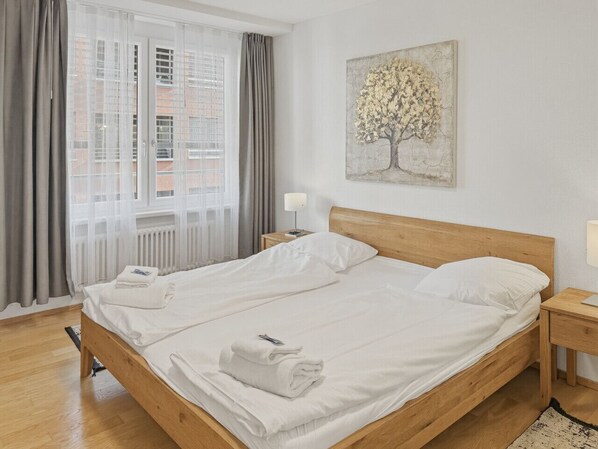 Iron/ironing board, WiFi, bed sheets