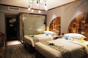 A hotel room with two beds, a wooden accent wall, a glass shower enclosure, and a modern chandelier. - Shuiyue Qinghua Hotel (Deqing)