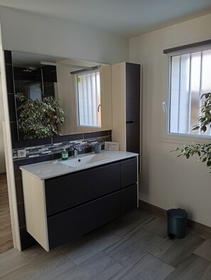 Een douche, een haardroger, handdoeken, zeep