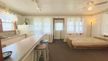 Cottage, Lake View | Iron/ironing board, free WiFi, bed sheets
