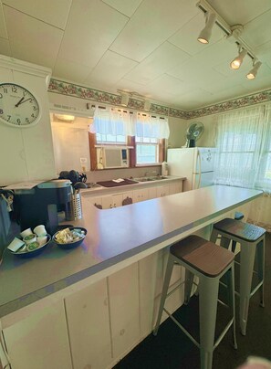 Casa de campo, vista al lago | Cocina privada | Microondas y cafetera y tetera 