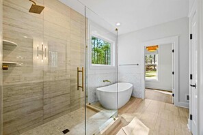 Bruser, hårtørrer, håndklæder, Shampoo