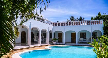 3 Bedrom Villa 50 meters 2 the Beach ⛱️🌴HOT!!