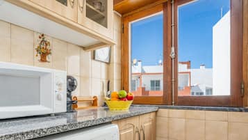 Kylskåp, mikrovågsugn, ugn och spishäll