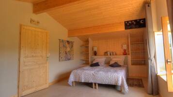 2 bedrooms, travel crib, free WiFi