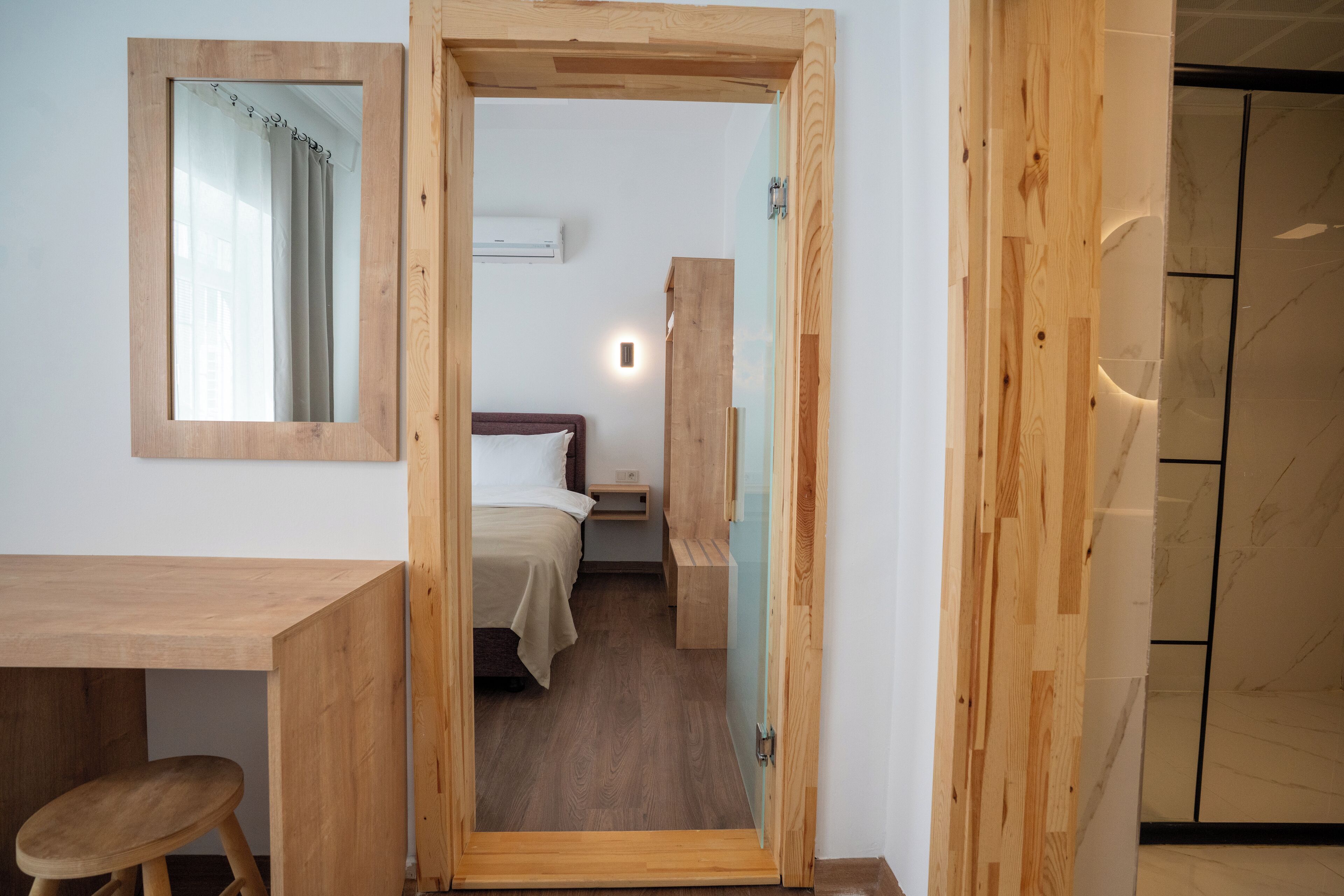 Habitació superior | Espai de treball apte per a portàtils i cortines opaques 