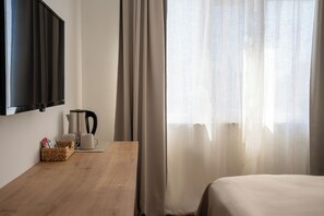 Arbetsyta för laptop, mörkläggningsgardiner och ljudisolering