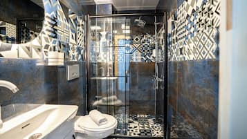 Shower, rainfall showerhead, free toiletries, hair dryer