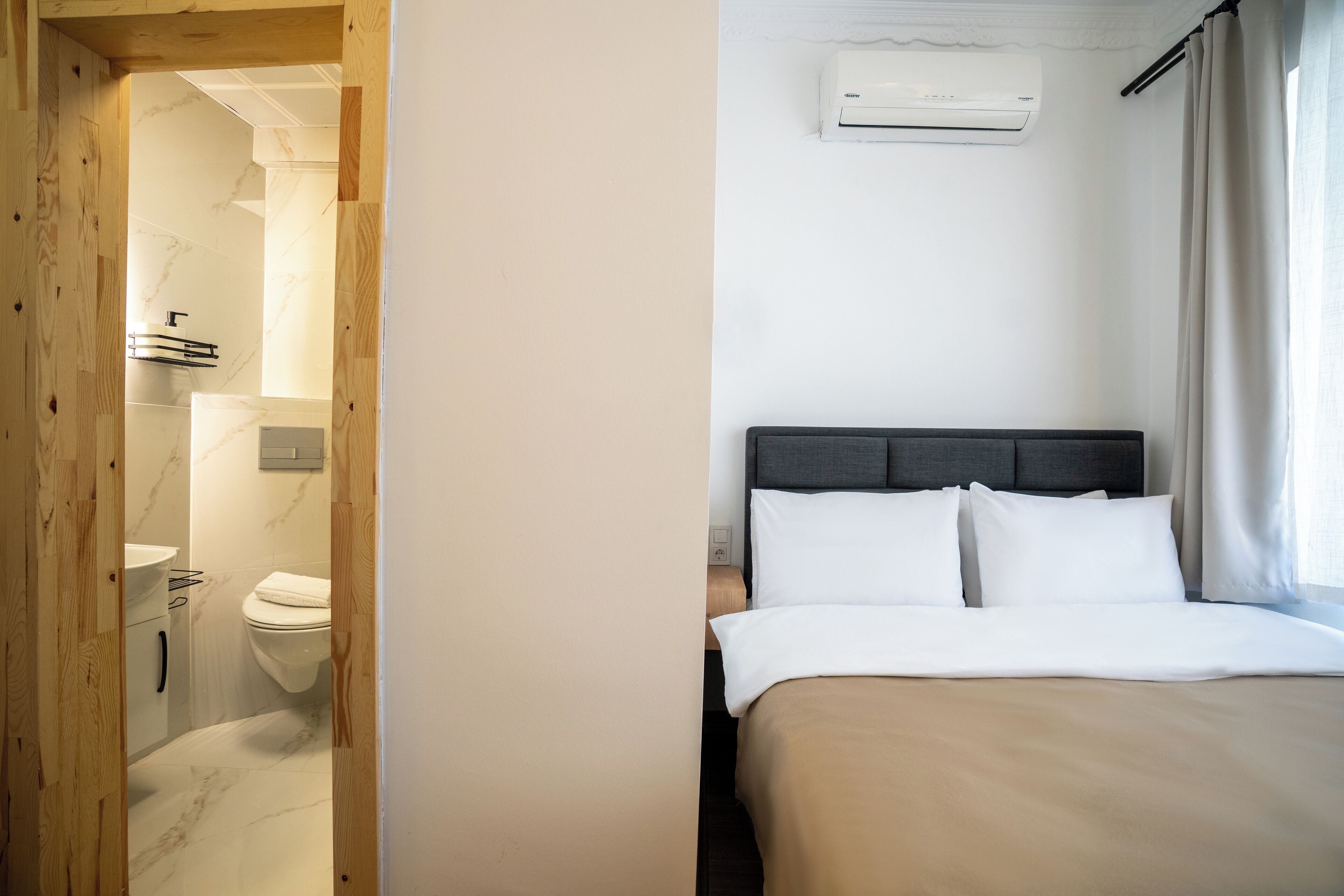 Habitació superior | Espai de treball apte per a portàtils i cortines opaques 