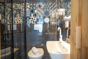 Shower, rainfall showerhead, free toiletries, hair dryer - Antalya D&D Terrace (Antalya)