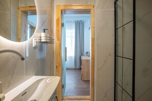 Superior Room - 403 | Bad | Dusj, regndusjhode, toalettartikler (inkludert) og hårføner