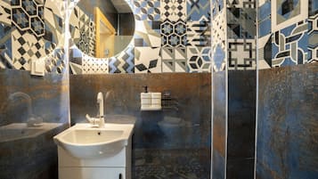 Premium Room | Bathroom | Shower, rainfall showerhead, free toiletries, hair dryer
