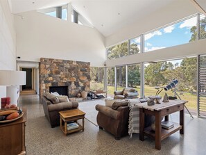 TV, fireplace - Hundred Acre Woodland Retreat - Nestled on 100 acres of serene land - Metricup (Metricup)
