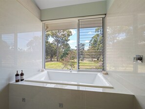 Interior - Hundred Acre Woodland Retreat - Nestled on 100 acres of serene land - Metricup (Metricup)