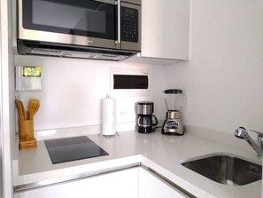 Frigorifero, microonde, macchina per tè/caffè, tostapane
