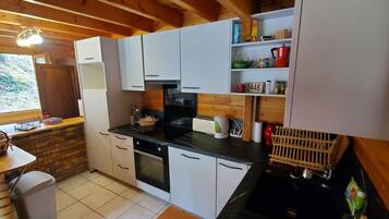 Een koelkast, een microgolfoven, een oven, een waterkoker