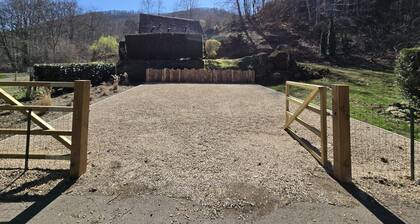 CHALET AU PIED Du BOIS ( Champradel )