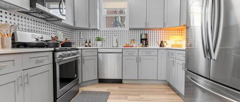 Køleskab, mikrobølgeovn, ovn, kogeplade