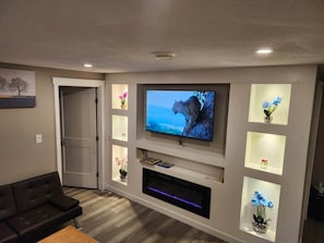Een televisie en een open haard
