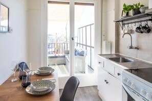 Horno, placa de cocina, cafetera o tetera y tostadora