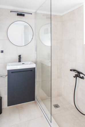 Shower, hair dryer, towels, soap - Acropolissky Jacuzzi penthuse  (Athina)