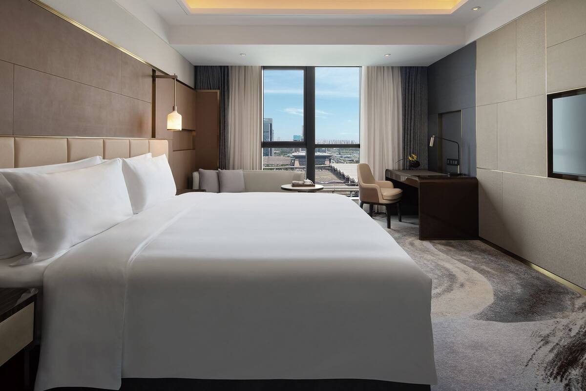 Classic Room, 1 King Bed, City View