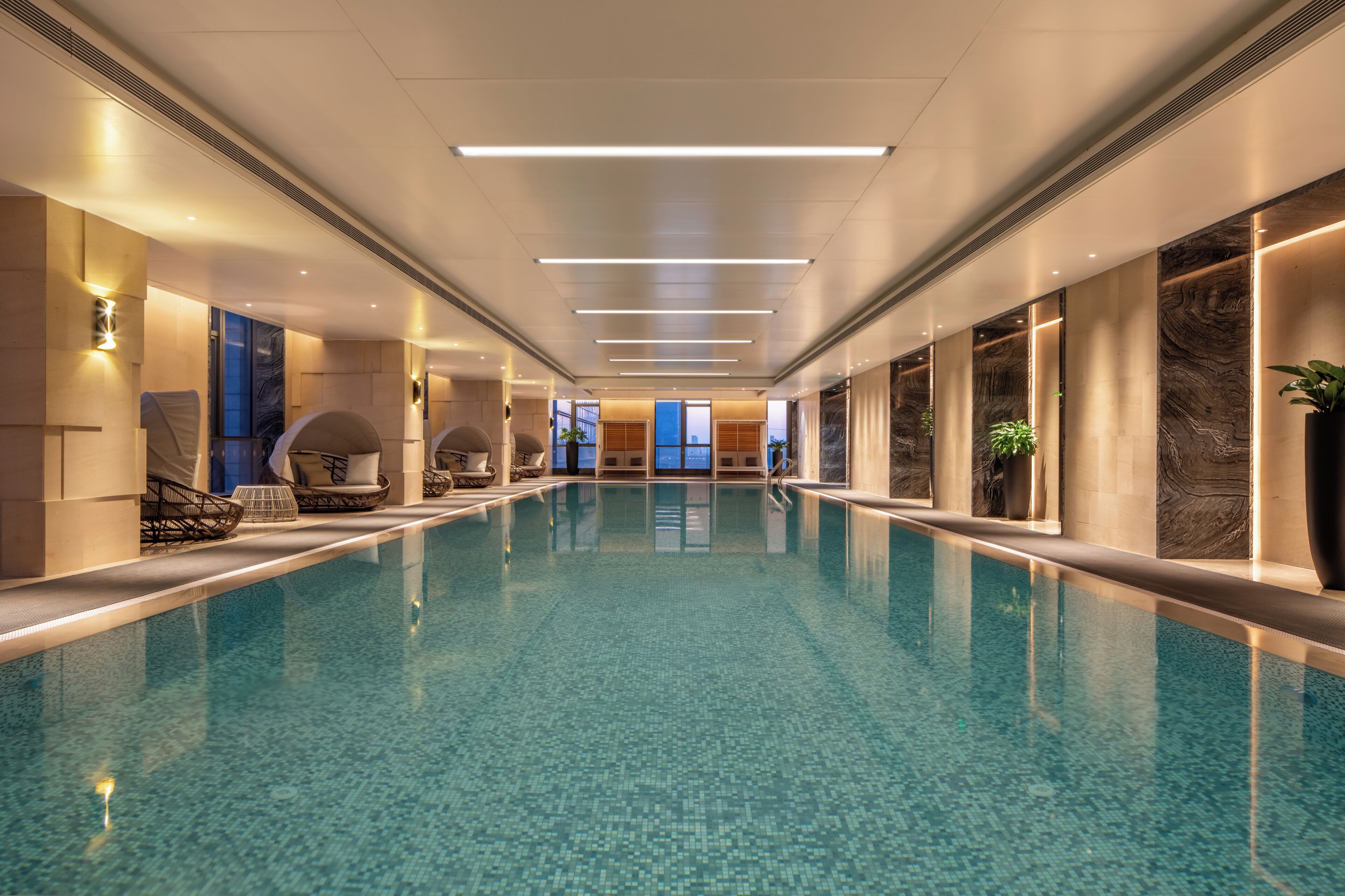 Una piscina techada, abierta desde las 06:00 hasta las 23:00, sombrillas