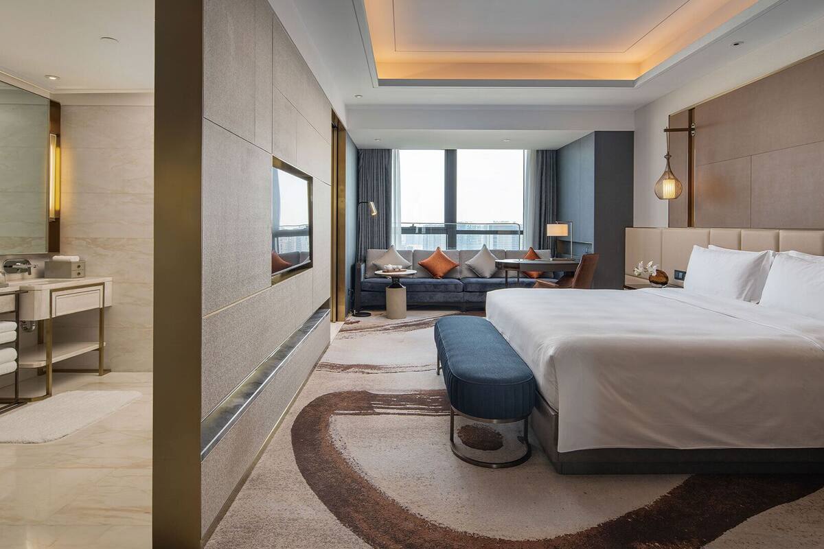 Premium-huone, 1 suuri parisänky, club-loungen käyttöoikeus | 1 makuuhuone, untuvapeitot, tallelokero huoneessa, työpöytä